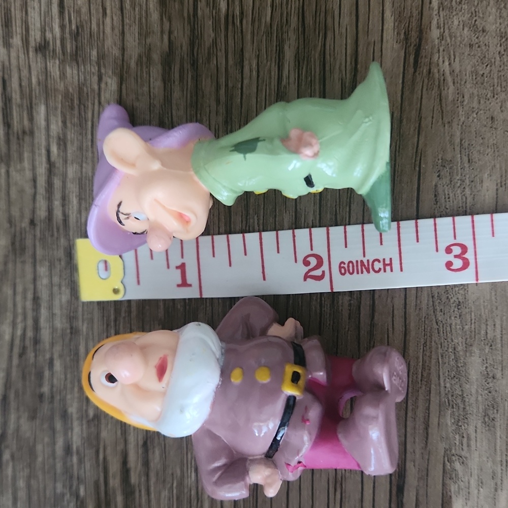 Snow White and the Seven Dwarfs Figurine Set - Picture 8 of 13